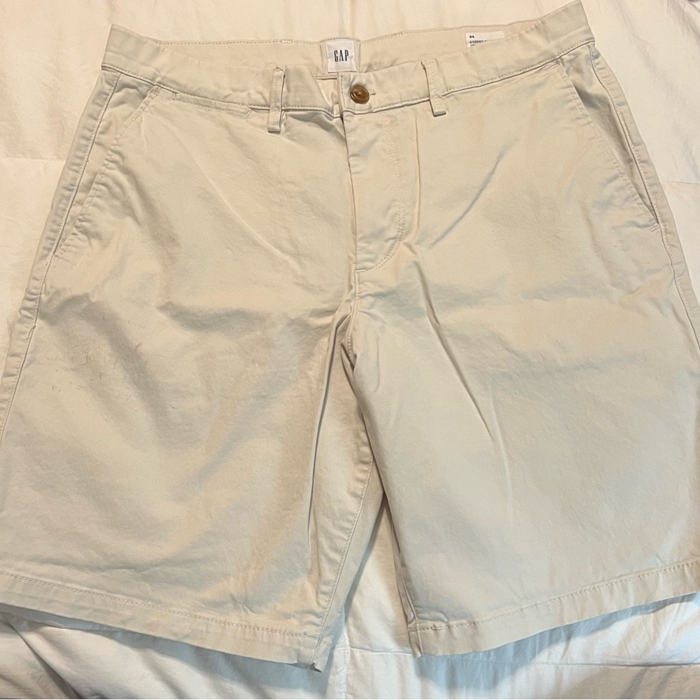 Men’s Gap 10” Essential Khaki Shorts.                       Size 34” sand khaki